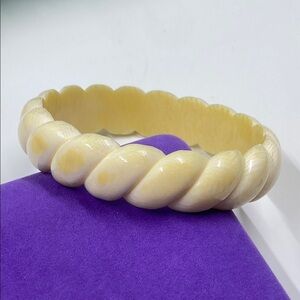 💛 Antique Cream Bone Bangle Bracelet